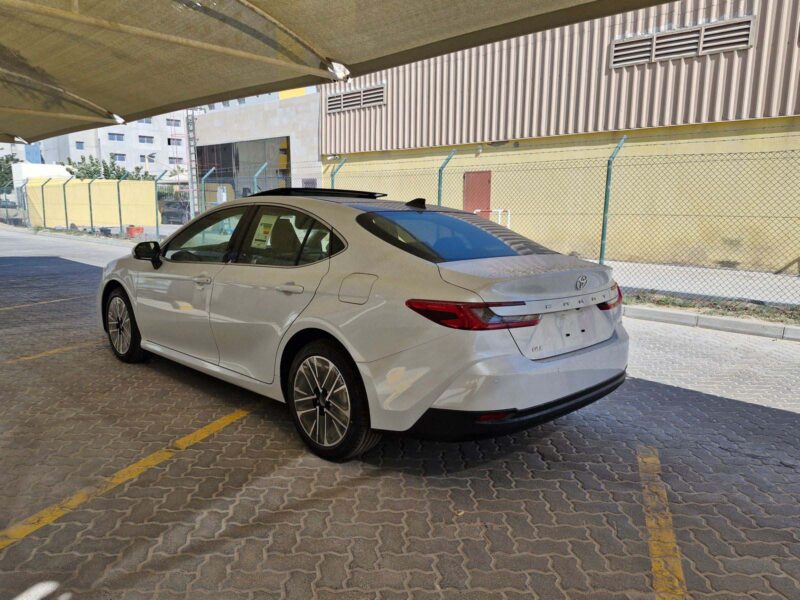 2025 Toyota Camry GLE 2.5-liter 4-cylinder Petrol Engine White Tan Sedan GCC Specs