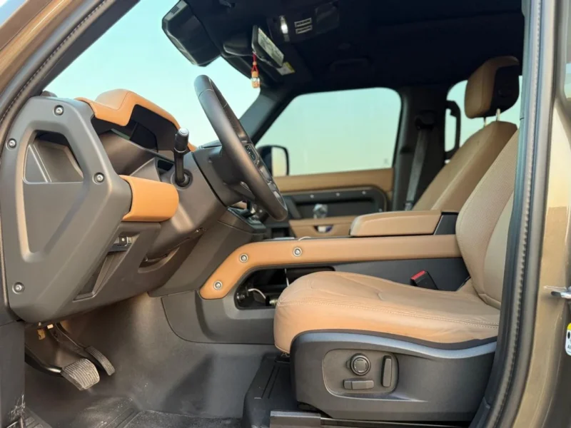 2025 Land Rover Defender P400 110 X-Dynamic HSE 3.0L turbocharged 6 Cylinders Grey Tan SUV
