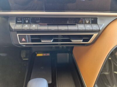 2025 Toyota Camry GLE 2.5-liter 4-cylinder Petrol Engine White Tan Sedan GCC Specs