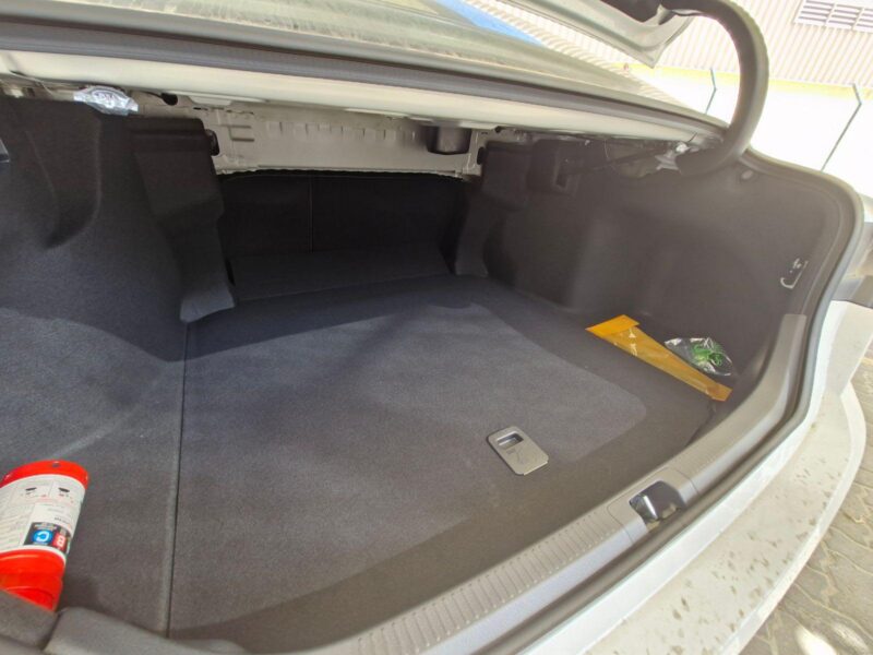 2025 Toyota Camry GLE 2.5-liter 4-cylinder Petrol Engine White Tan Sedan GCC Specs