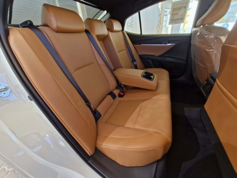 2025 Toyota Camry GLE 2.5-liter 4-cylinder Petrol Engine White Tan Sedan GCC Specs