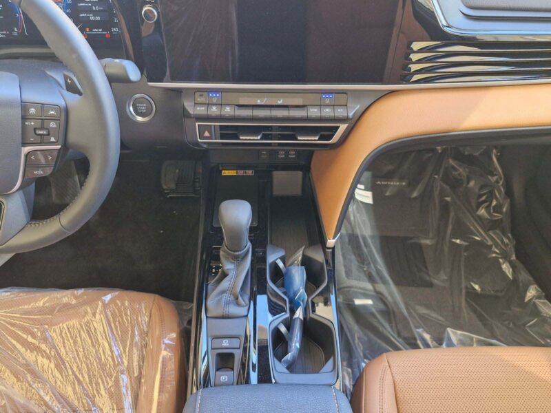 2025 Toyota Camry GLE 2.5-liter 4-cylinder Petrol Engine White Tan Sedan GCC Specs