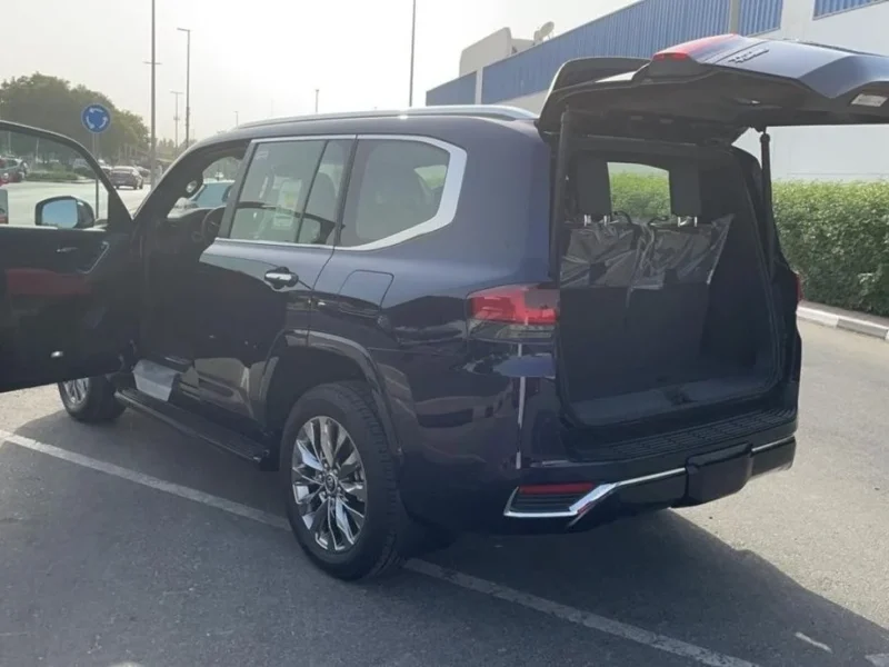 2022 Toyota Land Cruiser VXR 3.5-liter V6 Twin Turbo Petrol Engine Blue Red SUV GCC