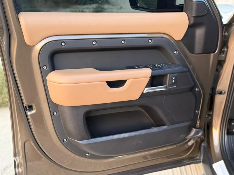 2025 Land Rover Defender P400 110 X-Dynamic HSE 3.0L turbocharged 6 Cylinders Grey Tan SUV