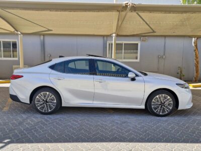 2025 Toyota Camry GLE 2.5-liter 4-cylinder Petrol Engine White Tan Sedan GCC Specs