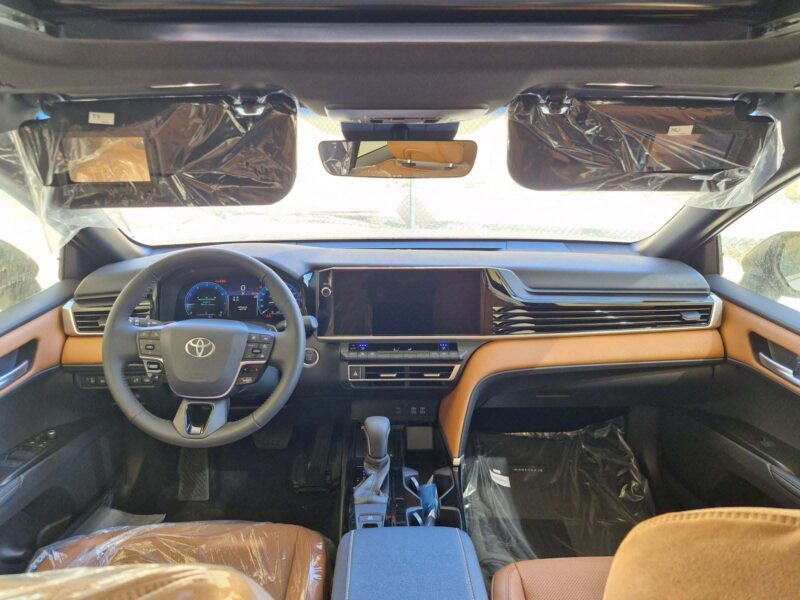 2025 Toyota Camry GLE 2.5-liter 4-cylinder Petrol Engine White Tan Sedan GCC Specs