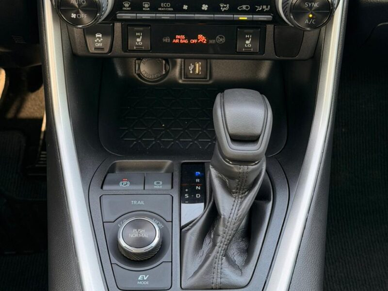 2025 TOYOTA RAV4 XLE HYBRID 2.5 Litres V4 Engine Dark Blue Black SUV AWD Canadian Specs