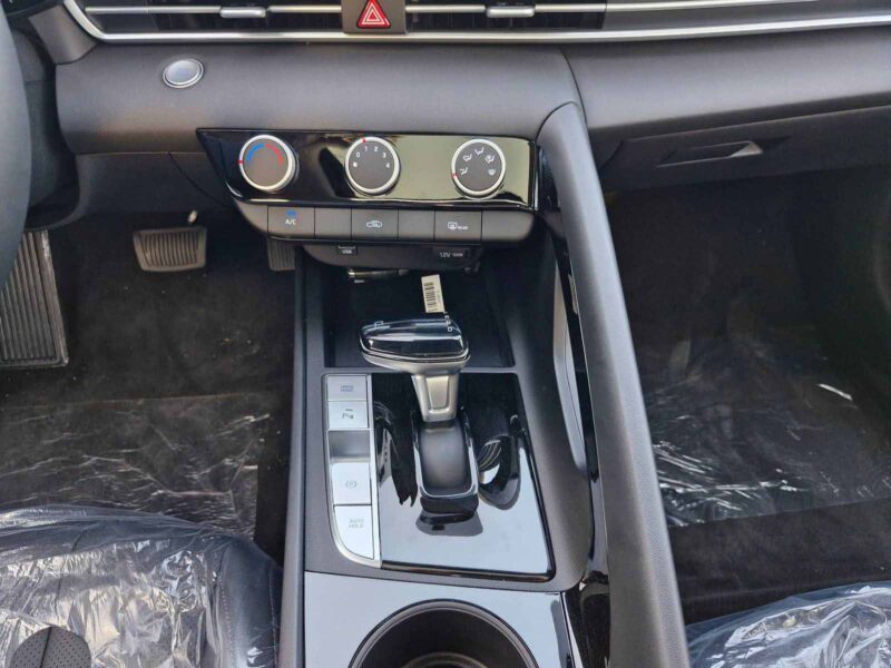 2025 Hyundai Elantra CVT GLX Elite Edition 1.5L 4-cylinder Petrol Engine White Black Sedan
