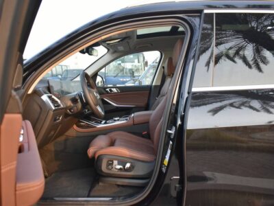 2025 BMW X7 xDrive40i 3.0-liter TwinPower Turbo inline 6-cylinder Engine Black Brown SUV