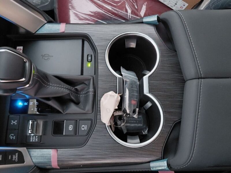 2025 Toyota Land Cruiser VXR 3.5L Twin-Turbo V6 Petrol Engine White Red SUV GCC Specs