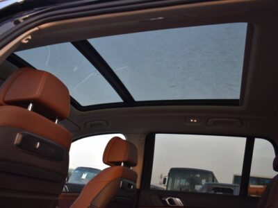 2025 BMW X7 xDrive40i 3.0-liter TwinPower Turbo inline 6-cylinder Engine Black Brown SUV