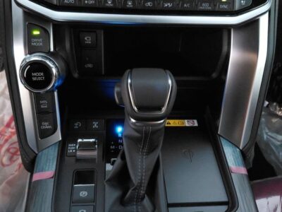 2025 Toyota Land Cruiser VXR 3.5L Twin-Turbo V6 Petrol Engine White Red SUV GCC Specs