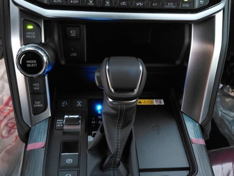 2025 Toyota Land Cruiser VXR 3.5L Twin-Turbo V6 Petrol Engine White Red SUV GCC Specs