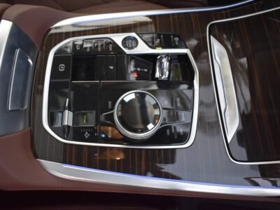 2025 BMW X7 xDrive40i 3.0-liter TwinPower Turbo inline 6-cylinder Engine Black Brown SUV