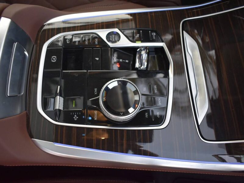 2025 BMW X7 xDrive40i 3.0-liter TwinPower Turbo inline 6-cylinder Engine Black Brown SUV