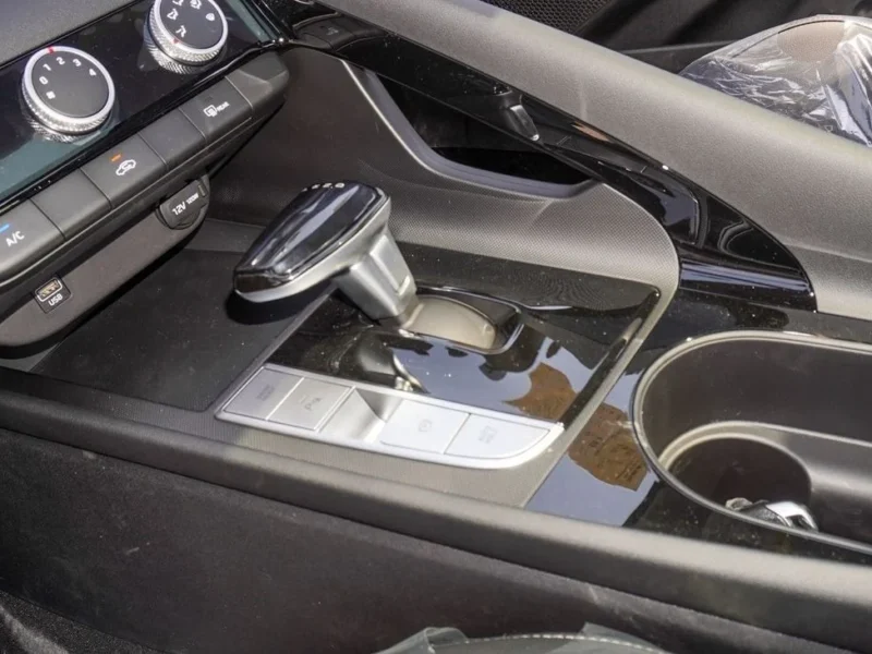 2025 Hyundai Elantra 2.0L Inline 4-cylinder Petrol Engine Green Black Sedan Automatic