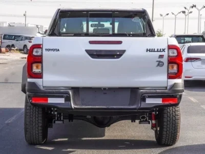 2026 Toyota Hilux GR Sport 2.8L 4-cylinder Diesel Engine White Grey Pickup Truck GCC
