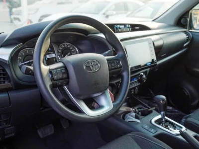 2025 Toyota Hilux SR5 2.7 Litres Petrol 4-Cylinder Engine Black Pickup Truck GCC Specs