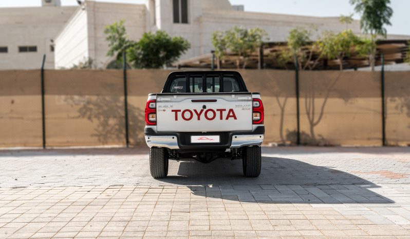 2026 Toyota Hilux SGLX 2.8L 4 Cylinders Turbodiesel Engine White Red Pickup Truck