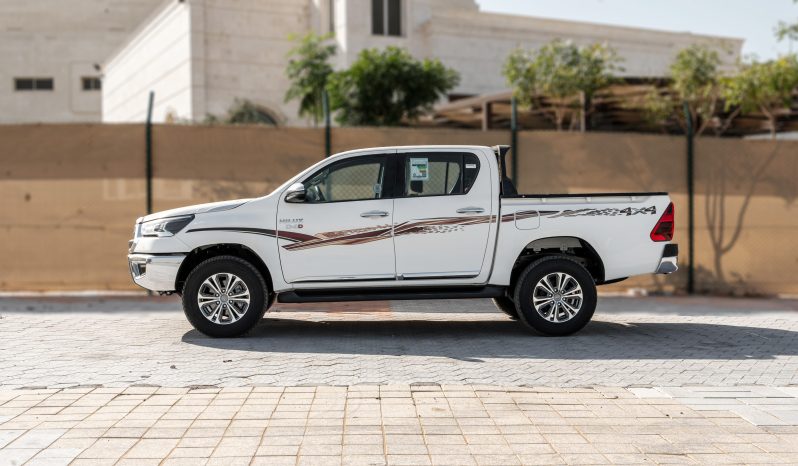 2026 Toyota Hilux SGLX 2.8L 4 Cylinders Turbodiesel Engine White Red Pickup Truck