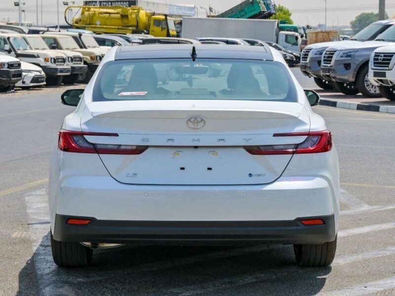 2025 Toyota Camry LE 2.5 Litres 4-cylinder Hybrid Engine White Beige Sedan GCC Specs