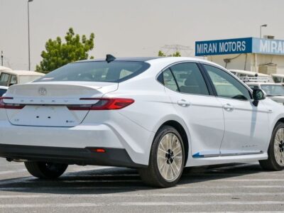 2025 Toyota Camry LE 2.5 Litres 4-cylinder Hybrid Engine White Beige Sedan GCC Specs