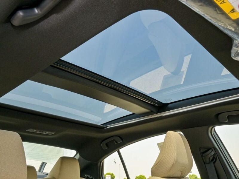 2025 Toyota Camry LE 2.5 Litres 4-cylinder Hybrid Engine White Beige Sedan GCC Specs