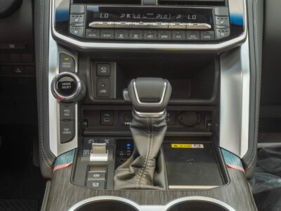 2025 Toyota Land Cruiser VXR Hybrid 3.5-liter V6 Twin-Turbocharged Engine White Red SUV GCC