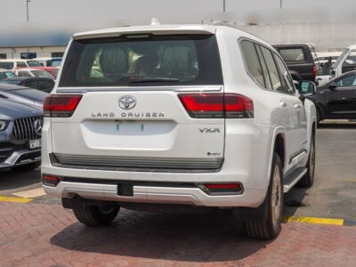 2025 Toyota Land Cruiser VXR Hybrid 3.5-liter V6 Twin-Turbocharged Engine White Red SUV GCC