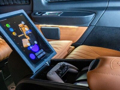 2025 Mercedes-Benz V 300 VIP 2.0L turbocharged 4-cylinder Petrol Engine Black Tan Van GCC