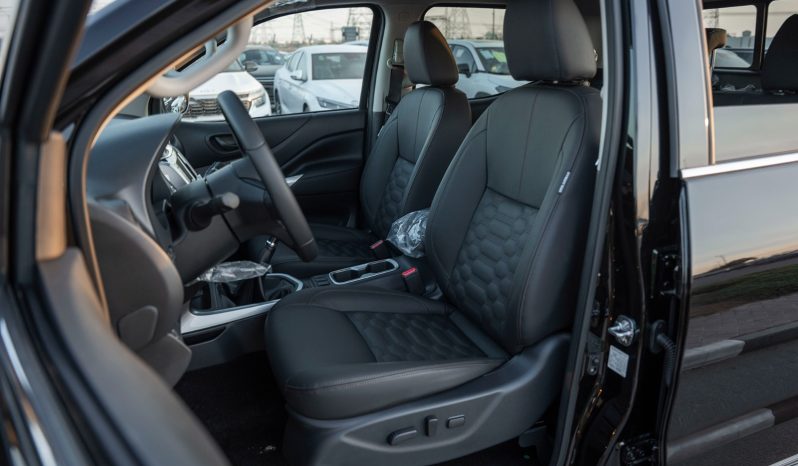 2025 Nissan Navara DC LE 2.5 Litres 4-cylinder Petrol Black Pickup Truck Manual GCC Spec