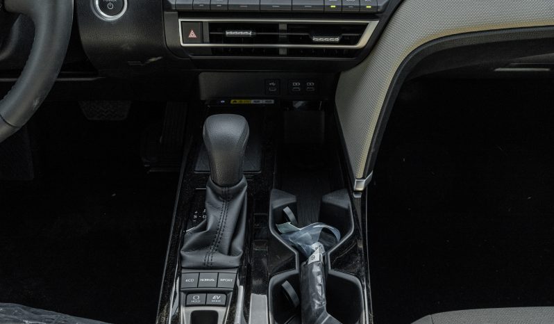 2026 Toyota Camry E-plus 2.5L 4-Cylinder Hybrid Engine Black Beige Sedan Automatic