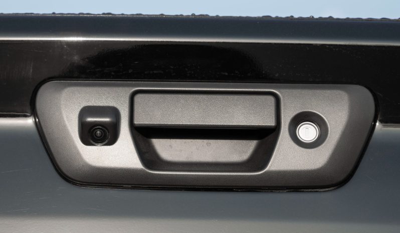 2025 Nissan Navara DC LE 2.5 Litres 4-cylinder Petrol Black Pickup Truck Manual GCC Spec