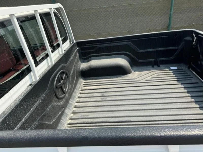 2025 Toyota Hilux 2.7L 4-cylinder Petrol Engine White Red Pickup Truck Automatic Full Option