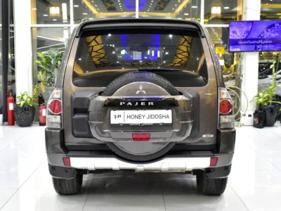 2014 Mitsubishi Pajero GLS 6 Cylinders Petrol Engine Brown Grey Crossover GCC Specs