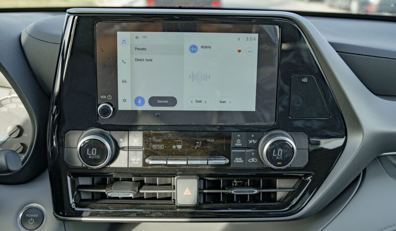 2025 Toyota Highlander LE 2.5L Inline-4 Hybrid Engine White Black SUV Automatic