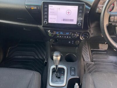 2021 Toyota Hilux SR5 Dual Cab 2.8L 4-cylinder Turbo-Diesel Engine White Black Pickup