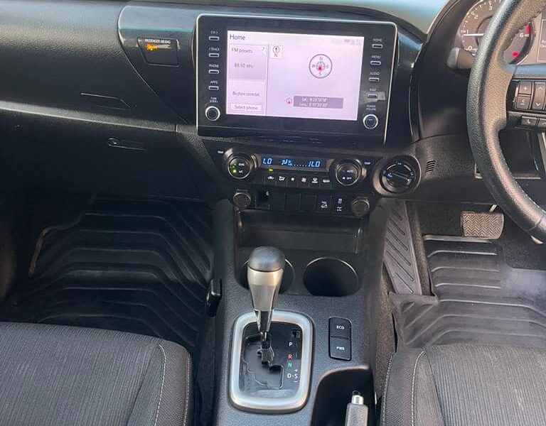 2021 Toyota Hilux SR5 Dual Cab 2.8L 4-cylinder Turbo-Diesel Engine White Black Pickup