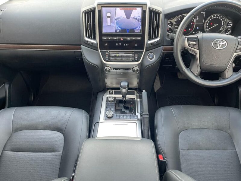 2021 Toyota Land Cruiser VX 4.5-litre Diesel Twin-Turbo V8 Engine White Black SUV