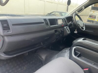 2017 Toyota Hiace Commuter SLWB 3.0 Litres 4 Cylinder Diesel Engine White Grey Van