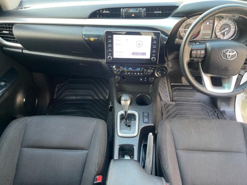 2021 Toyota Hilux SR5 Dual Cab 2.8L 4-cylinder Turbo-Diesel Engine White Black Pickup