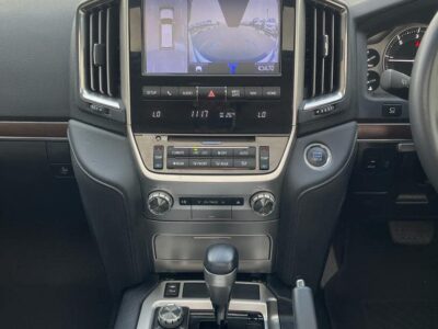 2021 Toyota Land Cruiser VX 4.5-litre Diesel Twin-Turbo V8 Engine White Black SUV