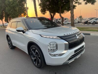 2022 Mitsubishi Outlander Exceed 2.5 Litre 4-cylinder Petrol Engine White Black SUV