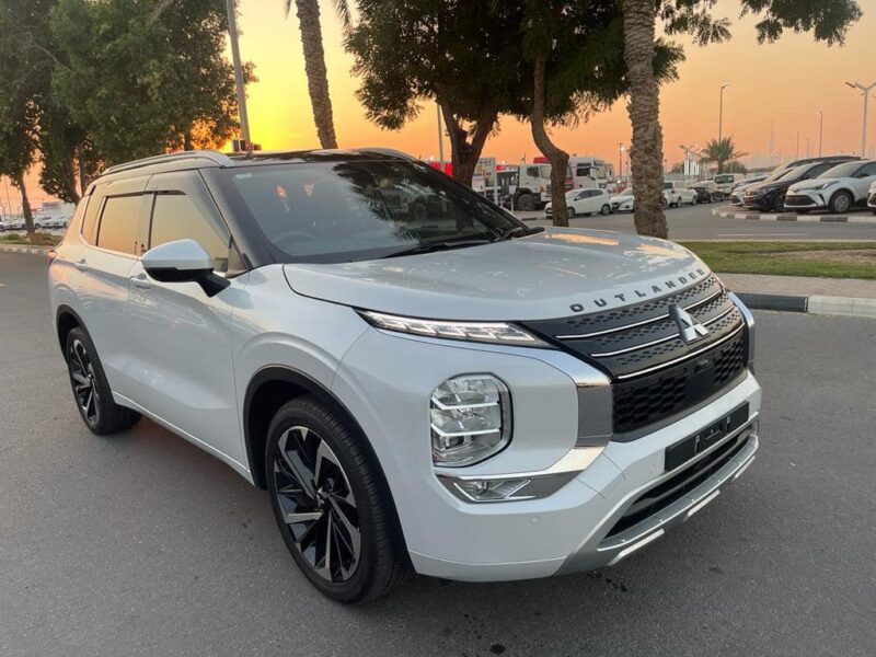 2022 Mitsubishi Outlander Exceed 2.5 Litre 4-cylinder Petrol Engine White Black SUV