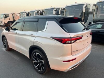 2022 Mitsubishi Outlander Exceed 2.5 Litre 4-cylinder Petrol Engine White Black SUV