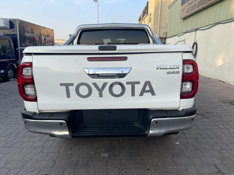 2021 Toyota Hilux SR5 Dual Cab 2.8L 4-cylinder Turbo-Diesel Engine White Black Pickup