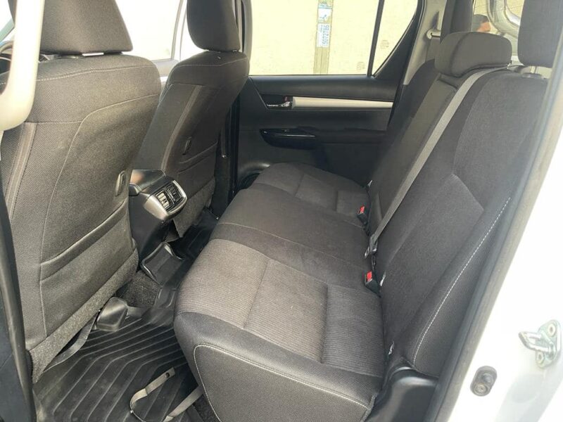 2021 Toyota Hilux SR5 Dual Cab 2.8L 4-cylinder Turbo-Diesel Engine White Black Pickup