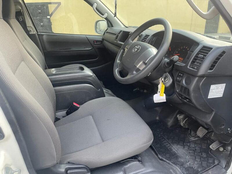 2017 Toyota Hiace Commuter SLWB 3.0 Litres 4 Cylinder Diesel Engine White Grey Van