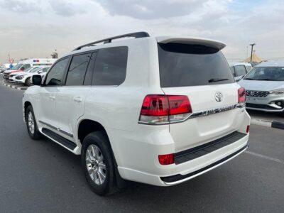 2021 Toyota Land Cruiser VX 4.5-litre Diesel Twin-Turbo V8 Engine White Black SUV