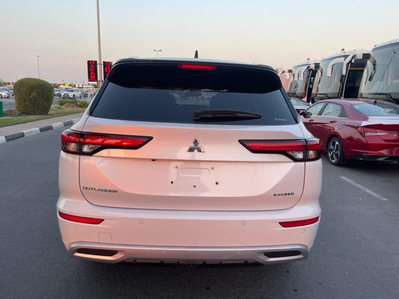 2022 Mitsubishi Outlander Exceed 2.5 Litre 4-cylinder Petrol Engine White Black SUV